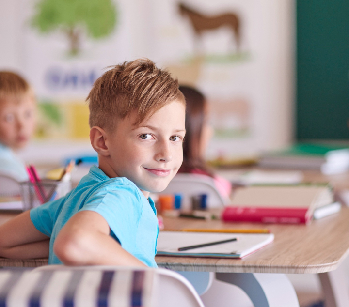 Ten czarno-biały obraz pokazuje dziecko idące po wiejskiej drodze z dużym pluszowym lwem. Dziecko, odwrócone tyłem do aparatu, ma związane włosy i ciemną koszulkę. Symbolizuje drogę rozwoju emocjonalnego oraz wsparcie, jakie oferujemy dzieciom podczas naszych warsztatów i szkoleń, pomagając im radzić sobie z trudnościami życiowymi